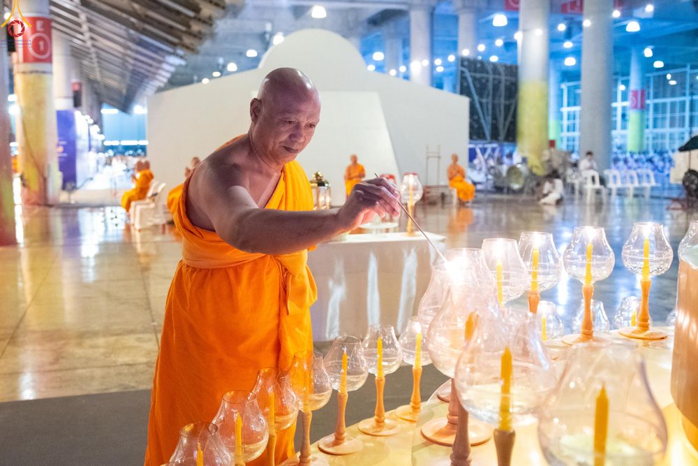 ภาพ No.280338:วันที่ 31 ธันวาคม พ.ศ.2568 -วันที่ 1 มกราคม พ.ศ.2569 พิธีฉลองชัยสวดมนต์บทธัมมจักกับปปวัตนสูตร ครบ 8,000,000,000 จบ , พิธีสวดมนต์ข้ามปี ณ วัดพระธรรมกาย