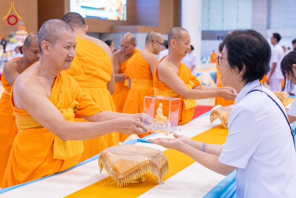 ภาพ No.338044:วันอาทิตย์ต้นเดือน 5 กรกฎาคม พ.ศ.2569 สัมมนาพิเศษ พิธีมอบพระของขวัญ ณ ห้องแก้วสารพัด1 วัดพระธรรมกาย