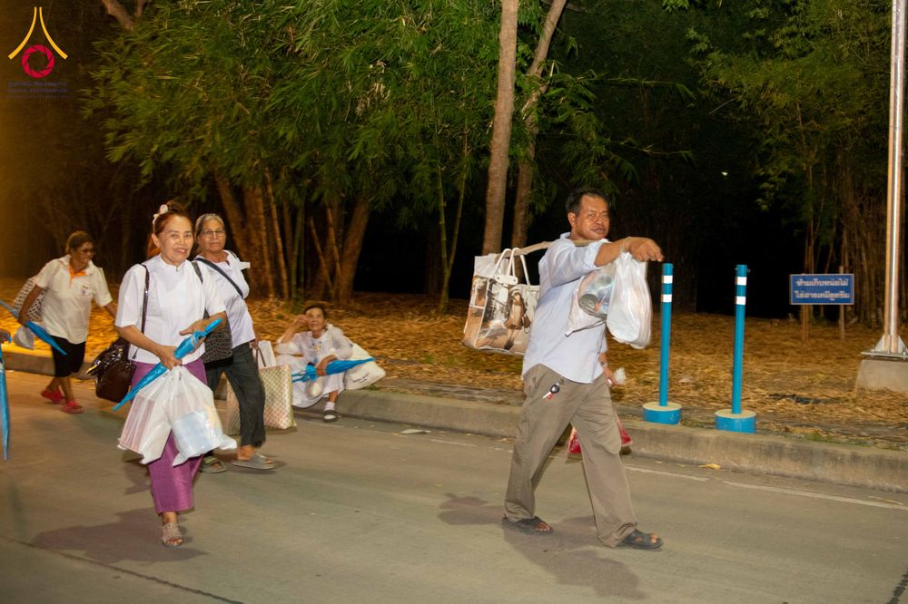 ภาพ No.324570:วันที่ 22 เมษายน พ.ศ.2569 (วันคุ้มครองโลก) บรรยากาศพระสังฆาธิการและสาธุชน การเดินทางกลับ งานถวายมหาสังฆทาน 40,000 กว่าวัดทั่วประเทศ วัดพระธรรมกาย