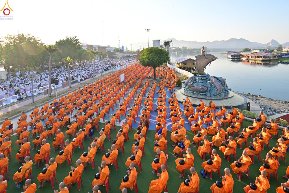 ภาพ No.284212:วันเสาร์ที่ 20 ธันวาคม พ.ศ.2568  พิธีตักบาตรพระ 10,000 รูป เนื่องในโอกาส 194 ปี จังหวัดกาญจนบุรี และอุทิศส่วนกุศลให้แด่บรรพชนทั้งหลาย บริเวณถนนสองแคว (Skywalk) เมืองกาญจนบุรี