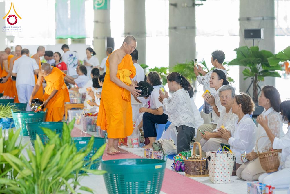 ภาพ No.336597:วันอาทิตย์ที่ 21 มิถุนายน 2569  พิธีตักบาตรพระใหม่ โครงการอุปสมบทหมู่ รุ่นผู้บริหาร  ณ วิหารคด วัดพระธรรมกาย