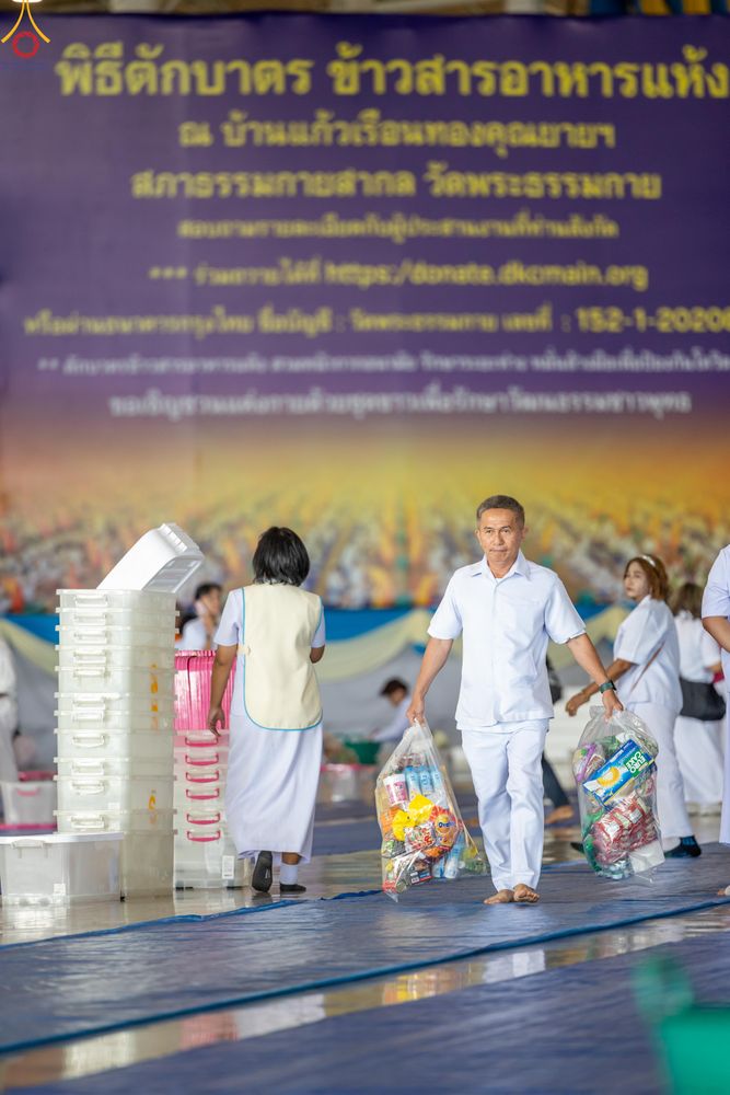 ภาพ No.327974:วันที่ 3 พฤษภาคม พ.ศ.2569 พิธีตักบาตร ข้าวสารอาหารแห้ง ณ บ้านแก้วเรือนทองคุณยายอาจารย์ฯ วัดพระธรรมกาย