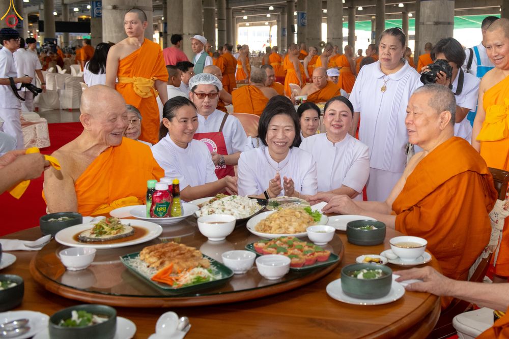 ภาพ No.323491:วันที่ 22 เมษายน พ.ศ.2569(วันคุ้มครองโลก) งานถวายมหาสังฆทาน 40,000 กว่าวัดทั่วประเทศ การเดินทางเข้าวัด , การต้อนรับปฏิสันถารพระสังฆาธิการ  ,  การจัดเตรียมภัตตาหาร , การลงทะเบียน