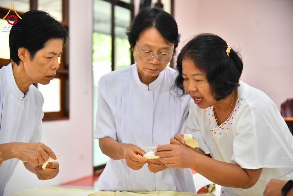 ภาพ No.327511:วันศุกร์ที่ 1 พฤษภาคม พ.ศ. 2569 รวมใจพสกนิกรชาวอำเภอคลองหลวง ประดิษฐ์ดอกไม้จันทน์ เพื่อใช้ในพิธีถวายดอกไม้จันทน์ในงานพระราชพิธีถวายพระเพลิงพระบรมศพ สมเด็จพระนางเจ้าสิริกิติ์ พระบรมราชินีนาถ พระบรมราชชนนีพันปีหลวง ณ วัดพระธรรมกาย