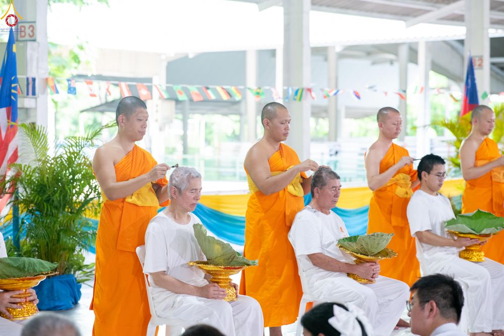 ภาพ No.338333:วันอาทิตย์ที่ 5 กรกฎาคม พศ.2569 พิธีตัดปอยผมธรรมทายาทนานาชาติ IDOP รุ่นที่ 21 จากประเทศจีน มาเลเซีย สิงคโปร์ และไต้หวัน ณ โถงช้าง วัดพระธรรมกาย
