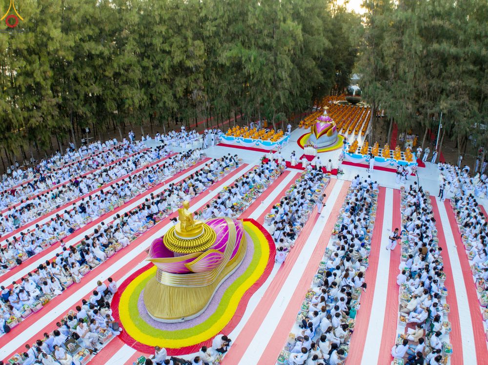 ภาพ No.289347:วันที่ 7 มกราคม พ.ศ. 2569 พิธีตักบาตรพระธรรมยาตรา ณ อนุสรณ์สถานลำดับที่ 1 สถานที่เกิดด้วยรูปกายเนื้อ อนุสรณ์สถานมหาวิหารพระมงคลเทพมุนี (โลตัสแลนด์) อ.สองพี่น้อง จ.สุพรรณบุรี ในโครงการธรรมยาตรา กตัญญูบูชา มหาปูชนียาจารย์ พระมงคลเทพมุนี(สด จนฺทสโร) พระผู้ป