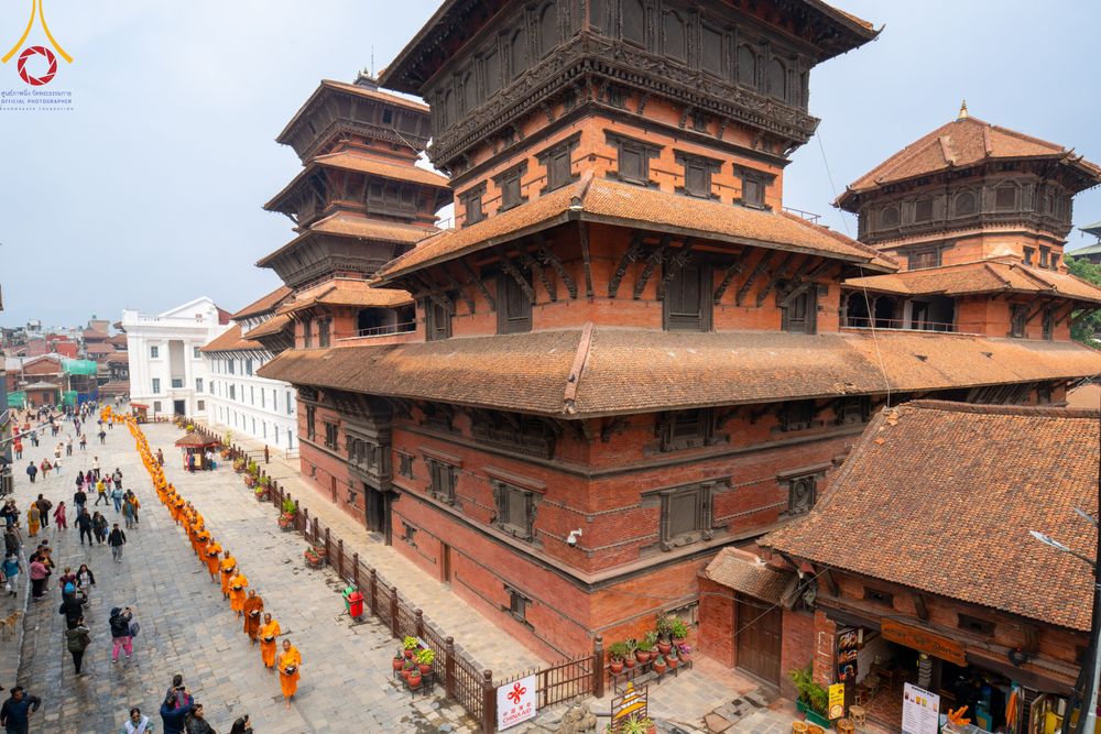 ภาพ No.317205:วันจันทร์ที่ 30 มีนาคม พ.ศ.2569 จาริกบิณฑบาตสยมภูนาทสู่พระราชวังหนุมานโดกา ประเทศเนปาล