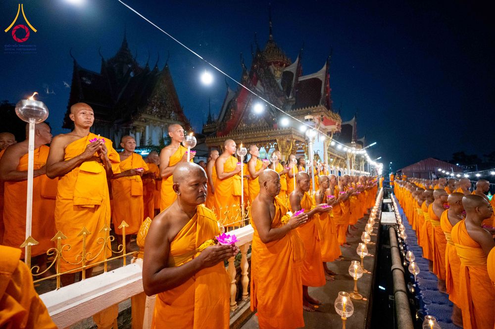 ภาพ No.297442:วันที่ 16 มกราคม พ.ศ. 2569 พิธีลอยประทีปธรรมถวายเป็นพุทธบูชา และบูชาธรรมมหาปูชนียาจารย์  ณ วัดโบสถ์บน ต.บางคูเวียง จ.นนทบุรี อนุสรณ์สถานลำดับที่ 4 สถานที่เกิดด้วยกายธรรม ในโครงการธรรมยาตรา กตัญญูบูชา มหาปูชนียาจารย์ พระมงคลเทพมุนี(สด จนฺทสโร) พระผู้ปราบม