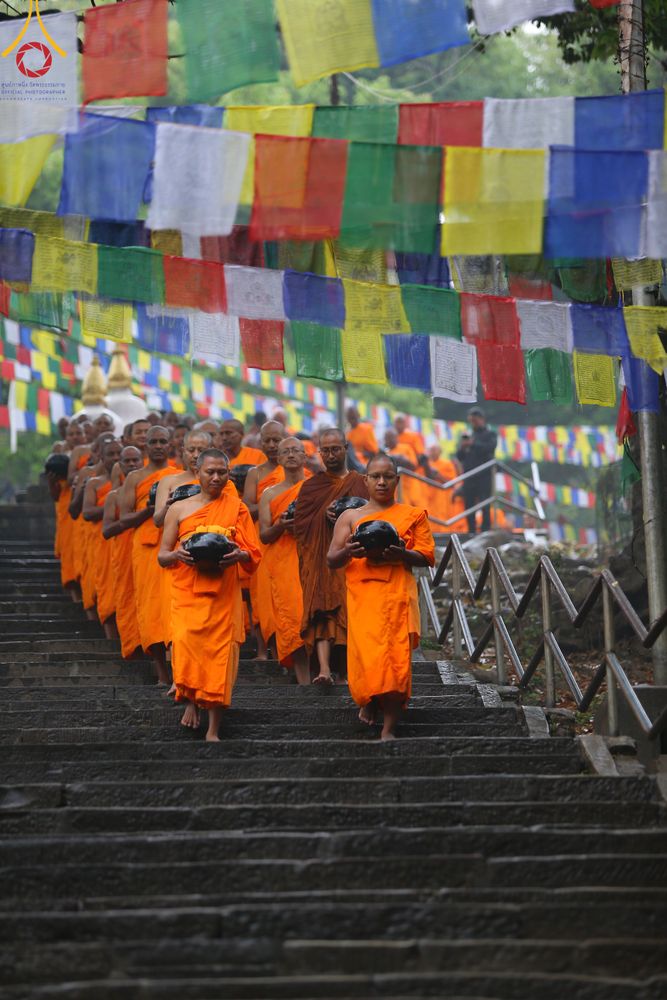 ภาพ No.317136:วันจันทร์ที่ 30 มีนาคม พ.ศ.2569 จาริกบิณฑบาตสยมภูนาทสู่พระราชวังหนุมานโดกา ประเทศเนปาล