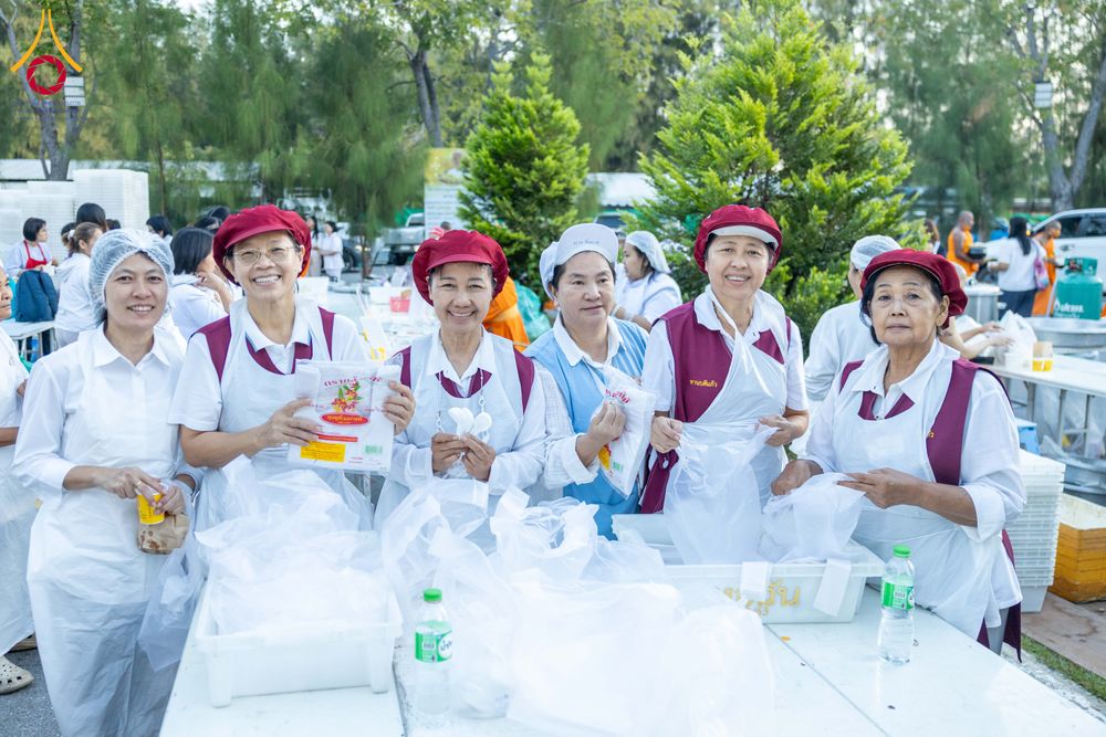 ภาพ No.288277:วันที่ 5 มกราคม พ.ศ. 2569 พิธีถวายภัตตาหารเป็นสังฆทาน แด่พระธรรมยาตรา ในโครงการธรรมยาตรา กตัญญูบูชา มหาปูชนียาจารย์ พระมงคลเทพมุนี(สด จนฺทสโร) พระผู้ปราบมาร อนุสรณ์สถาน 7 แห่ง ปีที่ 14 ณ อนุสรณ์สถานมหาวิหารพระมงคลเทพมุนี (โลตัสแลนด์) อ.สองพี่น้อง จ.สุพรร