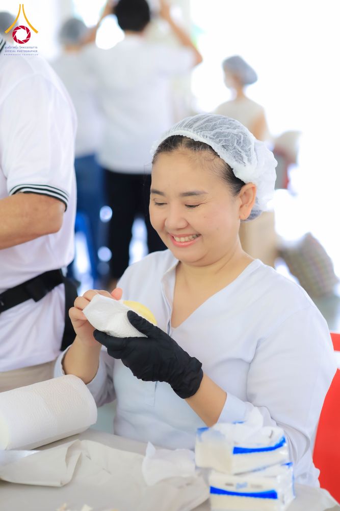 ภาพ No.323576:วันที่ 21 เมษายน 2569 ปอกทุเรียน 26 ตัน 75,000 กล่อง เตรียมงานถวายสังฆทาน40000กว่าวัดทั่วประเทศ