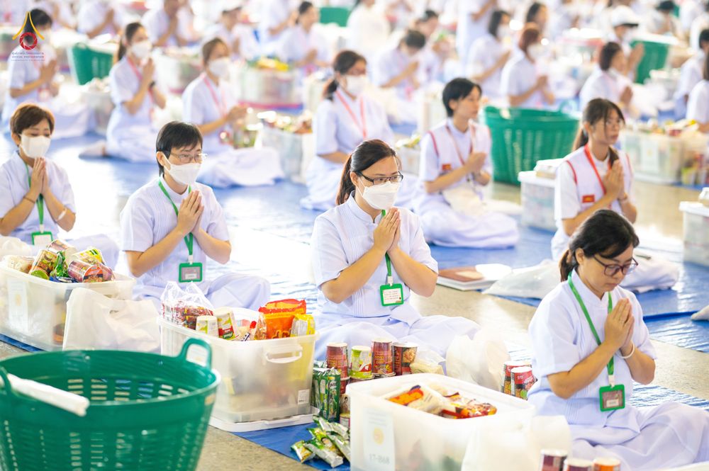 ภาพ No.76751:พิธีตักบาตรข้าวสารอาหารแห้ง  ณ บ้านแก้วเรือนทองคุณยายฯ สภาธรรมกายสากล  วัดพระธรรมกาย จ.ปทุมธานี  ในวันอาทิตย์ต้นเดือนที่ 6 มีนาคม พ.ศ. 2566