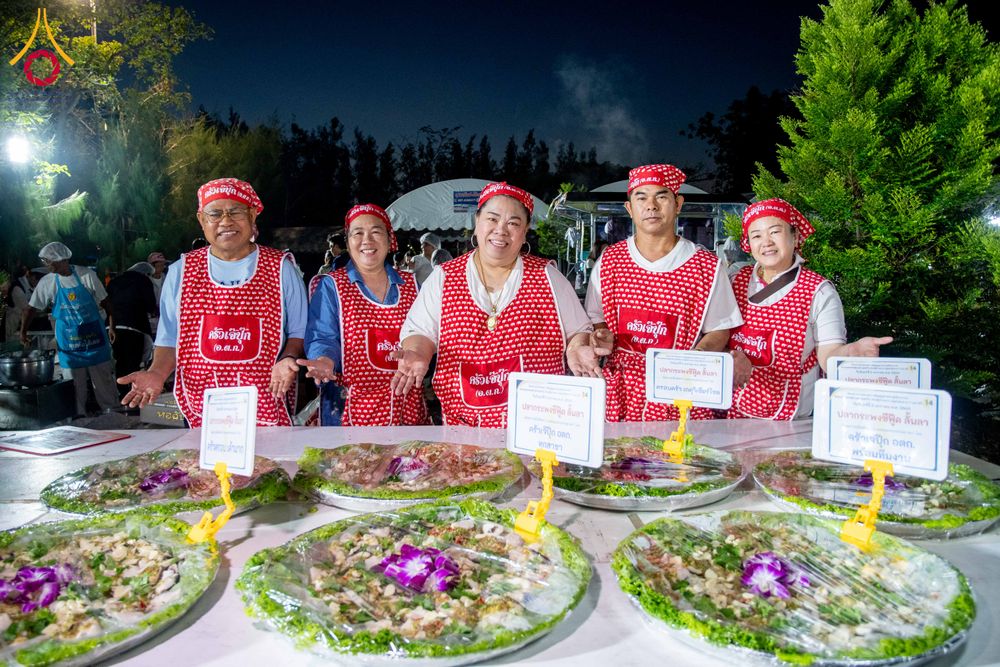 ภาพ No.288225:วันที่ 5 มกราคม พ.ศ. 2569 พิธีถวายภัตตาหารเป็นสังฆทาน แด่พระธรรมยาตรา ในโครงการธรรมยาตรา กตัญญูบูชา มหาปูชนียาจารย์ พระมงคลเทพมุนี(สด จนฺทสโร) พระผู้ปราบมาร อนุสรณ์สถาน 7 แห่ง ปีที่ 14 ณ อนุสรณ์สถานมหาวิหารพระมงคลเทพมุนี (โลตัสแลนด์) อ.สองพี่น้อง จ.สุพรร