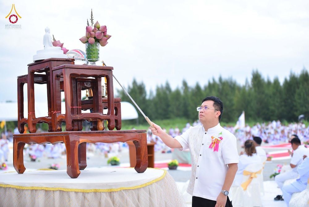 ภาพ No.346624:วันอาทิตย์ที่ 30 สิงหาคม พ.ศ.2569 พิธีทอดผ้าป่า สวดธรรมจักรกัปปวัตนสูตรกลั่นแผ่นดินโปรยรัตนชาติ  สถาปนาองค์พระเจดีย์เพื่อสร้างสันติภาพโลก  ณ ศูนย์ปฏิบัติธรรมพนมสารคาม (เพชรตะวัน) จังหวัดฉะเชิงเทรา