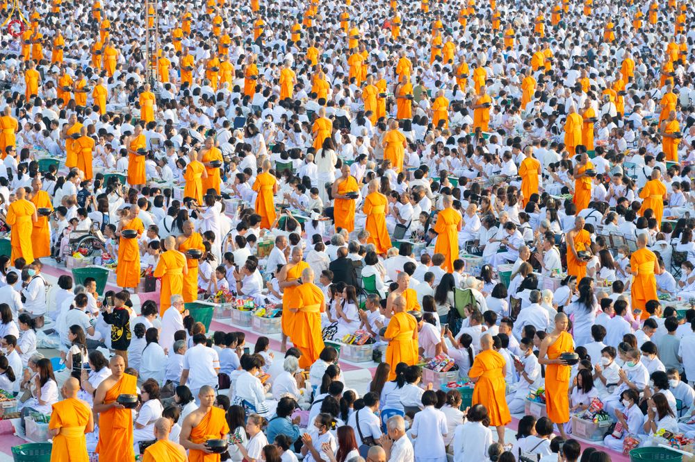 ภาพ No.279835:วันที่ 1 มกราคม พ.ศ.2569 พิธีตักบาตรในวันขึ้นปีใหม่ ณ ลานธรรม วัดพระธรรมกาย