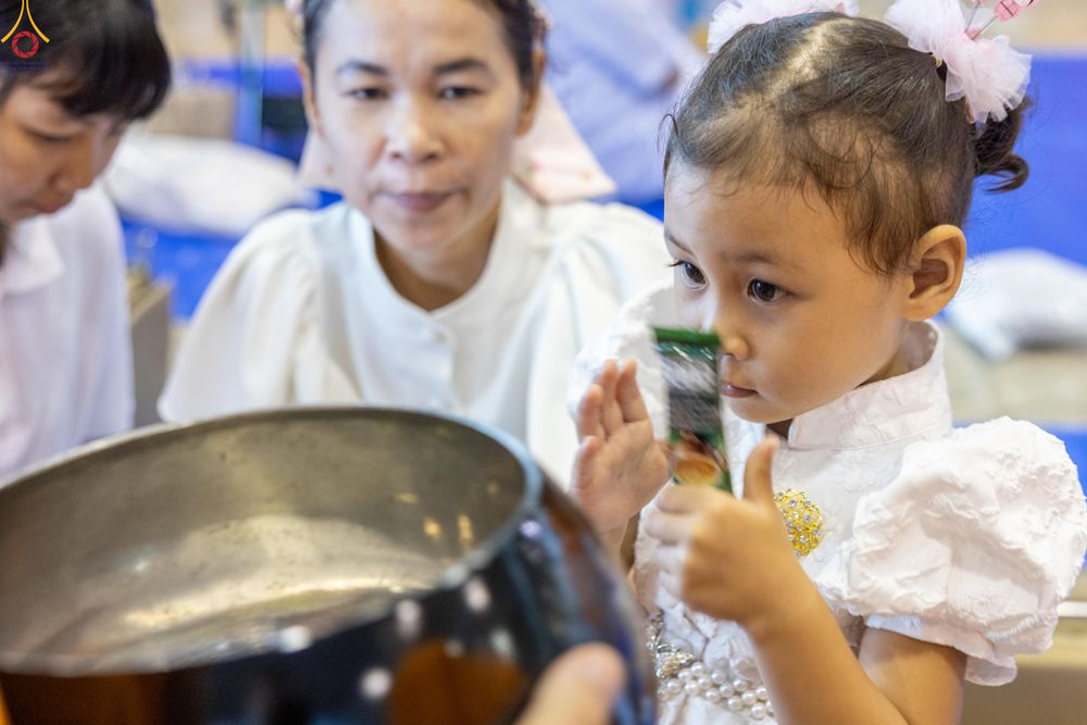 ภาพ No.311351:วันอาทิตย์ต้นเดือนที่ 1 มีนาคม พ.ศ.2569 พิธีตักบาตร และ พิธีบูชาข้าวพระ ณ สภาธรรมกายสากล วัดพระธรรมกาย