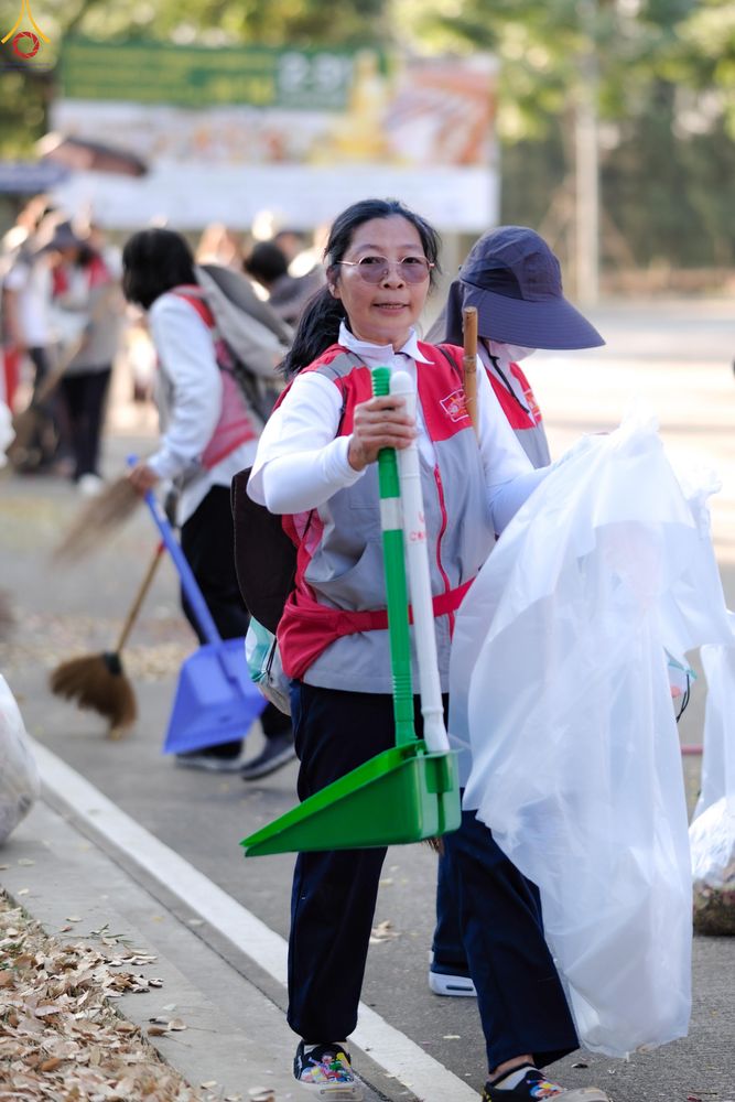 ภาพ No.296078:ภาพเบื้องหลังอาสาสมัครรวมใจ ชุดที่ 1 ในโครงการธรรมยาตรา กตัญญูบูชา มหาปูชนียาจารย์ พระมงคลเทพมุนี(สด จนฺทสโร) พระผู้ปราบมาร อนุสรณ์สถาน 7 แห่ง ปีที่ 14