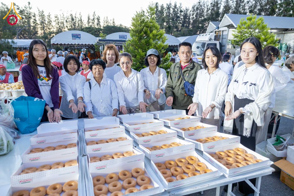 ภาพ No.288270:วันที่ 5 มกราคม พ.ศ. 2569 พิธีถวายภัตตาหารเป็นสังฆทาน แด่พระธรรมยาตรา ในโครงการธรรมยาตรา กตัญญูบูชา มหาปูชนียาจารย์ พระมงคลเทพมุนี(สด จนฺทสโร) พระผู้ปราบมาร อนุสรณ์สถาน 7 แห่ง ปีที่ 14 ณ อนุสรณ์สถานมหาวิหารพระมงคลเทพมุนี (โลตัสแลนด์) อ.สองพี่น้อง จ.สุพรร