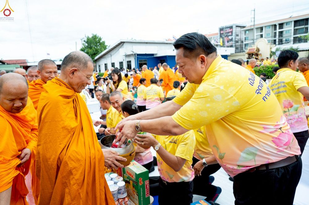 ภาพ No.242038:วันอาทิตย์ที่ 31 สิงหาคม พ.ศ. 2568 พิธีทำบุญแด่คณะสงฆ์ 122 รูป ฉลอง 121 ปี อำเภอคลองหลวง จ.ปทุมธานี เพื่อนำส่งช่วยเหลือคณะสงฆ์ 323 วัด 4 จังหวัดชายแดนภาคใต้ และช่วยเหลือประชาชนจากเหตุปะทะ แนวชายแดนไทย-กัมพูชา ณ บริเวณหน้าที่ว่าการอำเภอคลองหลวง 