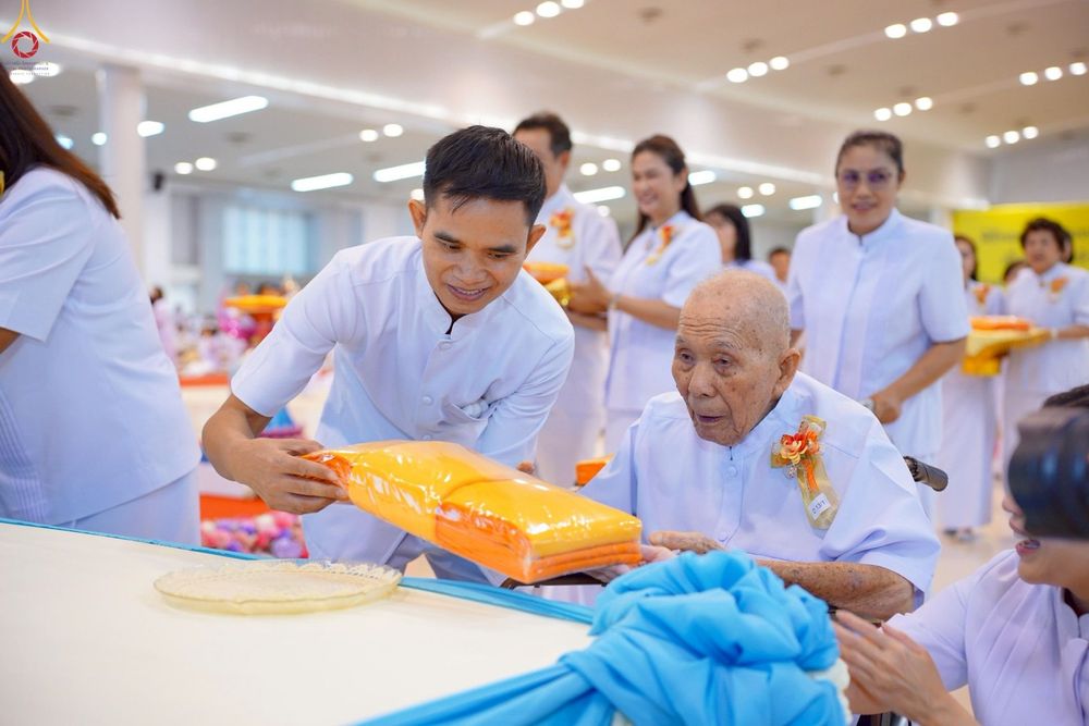 ภาพ No.251710:วันที่ 10 ตุลาคม พ.ศ. 2568 พิธีทอดผ้าป่าสมทบกฐินวัดพระธรรมกาย และสมทบกฐิน 30,000 กว่าวัดทั่วประเทศ ครั้งที่ 3 ณ สภาธรรมกายสากล วัดพระธรรมกาย