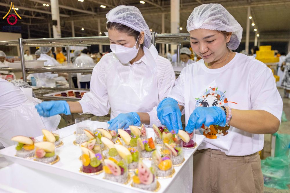 ภาพ No.302969:วันที่ 26 มกราคม พ.ศ. 2569 พิธีถวายภัตตาหารเป็นสังฆทาน แด่พระธรรมยาตรา ณ วัดพระธรรมกาย  จังหวัดปทุมธานี ในโครงการธรรมยาตรา กตัญญูบูชา มหาปูชนียาจารย์ พระมงคลเทพมุนี(สด จนฺทสโร) พระผู้ปราบมาร อนุสรณ์สถาน 7 แห่ง ปีที่ 14