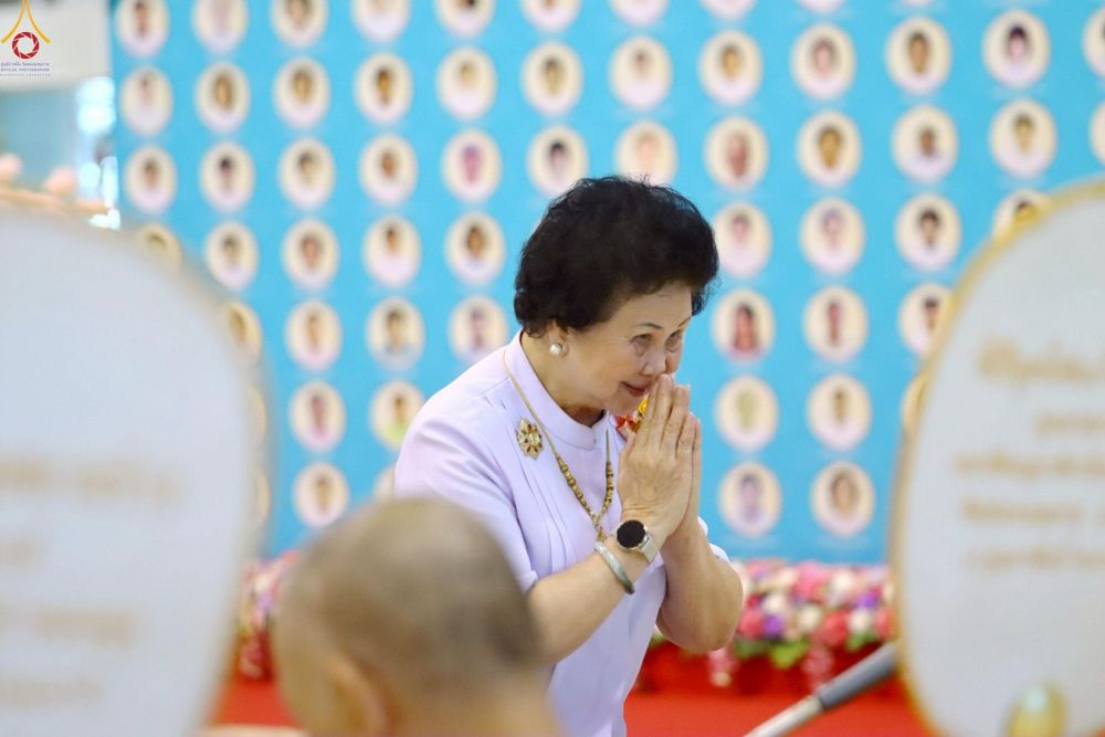 ภาพ No.233868:วันเสาร์ที่ 19 กรกฎาคม พ.ศ.2568 วันมหารำลึก ครั้งที่ 35 พิธีรำลึกถึงนักสร้างบารมี , พิธีสวดพระพุทธมนต์ , พิธีทอดผ้าบังสกุลและถวายไทยธรรม วัดพระธรรมกาย