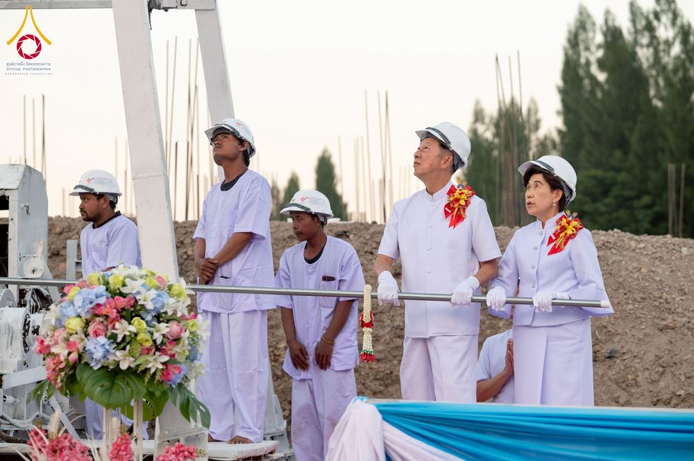 ภาพ No.275185:วันอาทิตย์ที่ 30 พฤศจิกายน พ.ศ. 2568 พิธีตอกเสาเข็ม "สร้างองค์พระเจดีย์เพื่อสร้างสันติภาพโลก" ต้นสุดท้าย ณ ศูนย์ปฏิบัติธรรมระยอง (บ้านช่องลม)