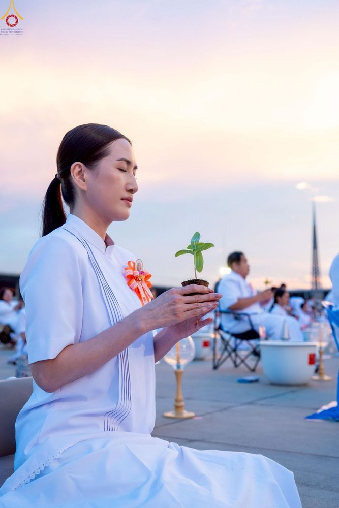 ภาพ No.252993:วันที่ 10 ตุลาคม พ.ศ. 2568 พิธีปลูกต้นทรัพย์บานชื่น ณ ลานธรรม วัดพระธรรมกาย