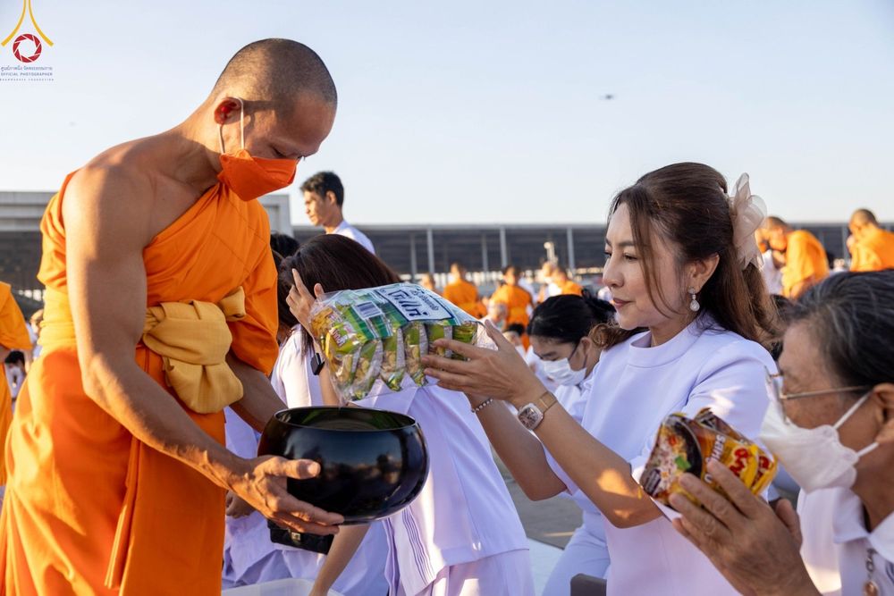 ภาพ No.105344:พิธีตักบาตรฉลองพระบวชใหม่ รุ่นบูชาธรรมมหาปูชนียาจารย์ และต้อนรับศักราชใหม่ วันจันทร์ที่ 1 มกราคม พ.ศ. 2567 ณ ลานธรรมพระมหาธรรมกายเจดีย์ วัดพระธรรมกาย