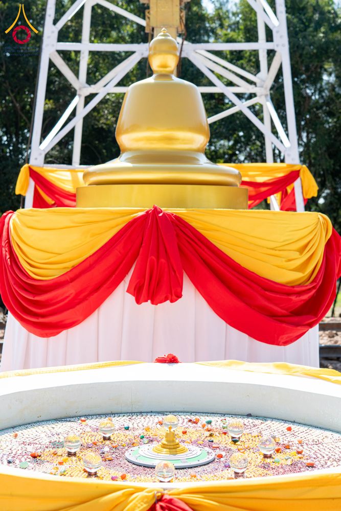 ภาพ No.285840:วันพุธที่ 10 ธันวาคม พ.ศ.2568  พิธีตอกเสาเข็มมงคลต้นสุดท้าย รองรับองค์พระเจดีย์เพื่อสร้างสันติภาพโลก ณ ศูนย์ปฏิบัติธรรมและศูนย์อบรมเยาวชน ชัยนาท