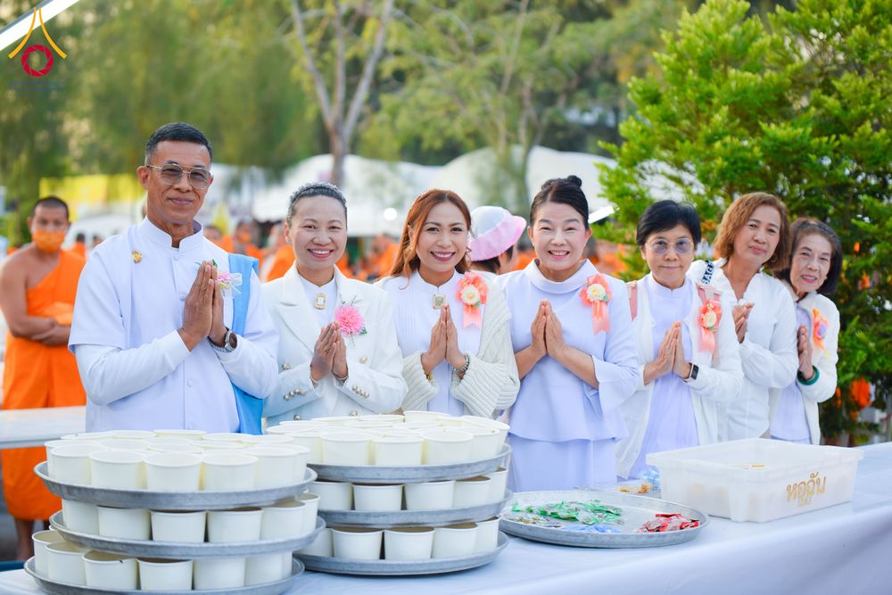 ภาพ No.292621:วันที่ 12 มกราคม พ.ศ. 2569 พิธีถวายภัตตาหารเป็นสังฆทาน แด่พระธรรมยาตรา ณ อนุสรณ์สถานมหาวิหารพระมงคลเทพมุนี (โลตัสแลนด์) อ.สองพี่น้อง จ.สุพรรณบุรี ในโครงการธรรมยาตรา กตัญญูบูชา มหาปูชนียาจารย์ พระมงคลเทพมุนี(สด จนฺทสโร) พระผู้ปราบมาร อนุสรณ์สถาน 7 แห่ง ปี