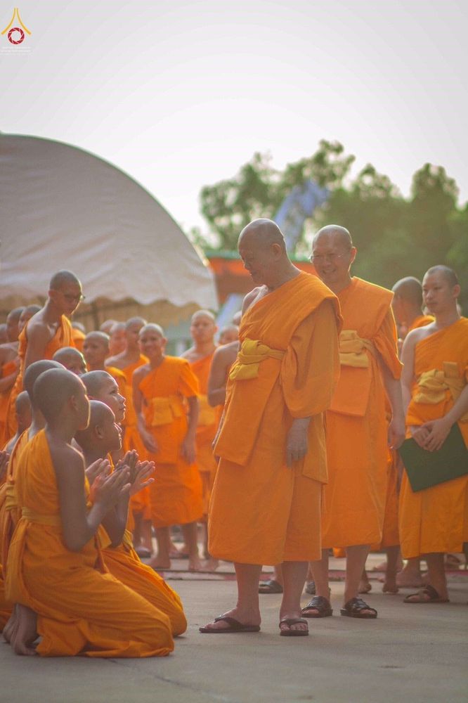 พระภิกษุและสามเณรในจีวรสีส้มร่วมพิธีอธิษฐานพรรษา ณ วัดพระธรรมกาย