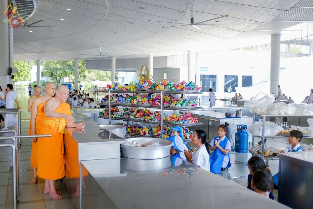พระสงฆ์และอุบาสิกาในพิธีบุพเปตพลี ครั้งที่ ๑๐๐ ณ หอฉันคุณยายอาจารย์มหารัตนอุบาสิกาจันทร์ ขนนกยูง วัดพระธรรมกาย