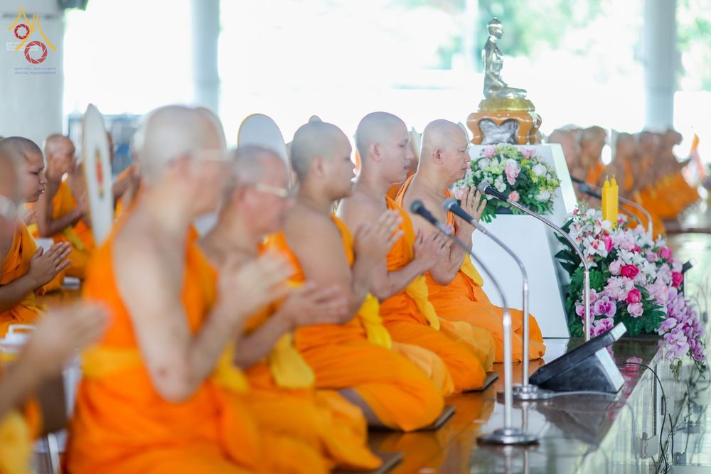 คณะสงฆ์นั่งพนมมือประกอบพิธีบุพเปตพลีภายในหอฉันคุณยายอาจารย์มหารัตนอุบาสิกาจันทร์ ขนนกยูง วัดพระธรรมกาย