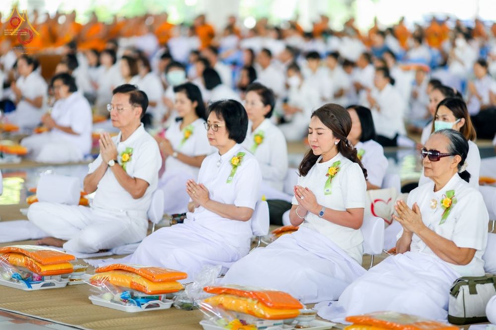 กลุ่มพุทธศาสนิกชนสวมชุดขาวนั่งพนมมือประกอบพิธีบุพเปตพลีภายในหอฉันคุณยายอาจารย์มหารัตนอุบาสิกาจันทร์ ขนนกยูง วัดพระธรรมกาย