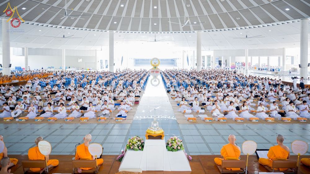 พุทธศาสนิกชนชุดขาวนั่งสมาธิและร่วมพิธีบุพเปตพลีภายในหอฉันคุณยายอาจารย์มหารัตนอุบาสิกาจันทร์ ขนนกยูง วัดพระธรรมกาย