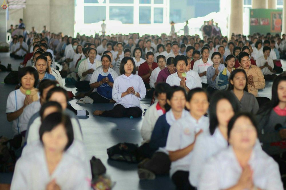 พุทธศาสนิกชนจำนวนมากนั่งพนมมือสวดมนต์ในโครงการสวดธัมมจักกัปปวัตตนสูตร ๔ ล้านจบ