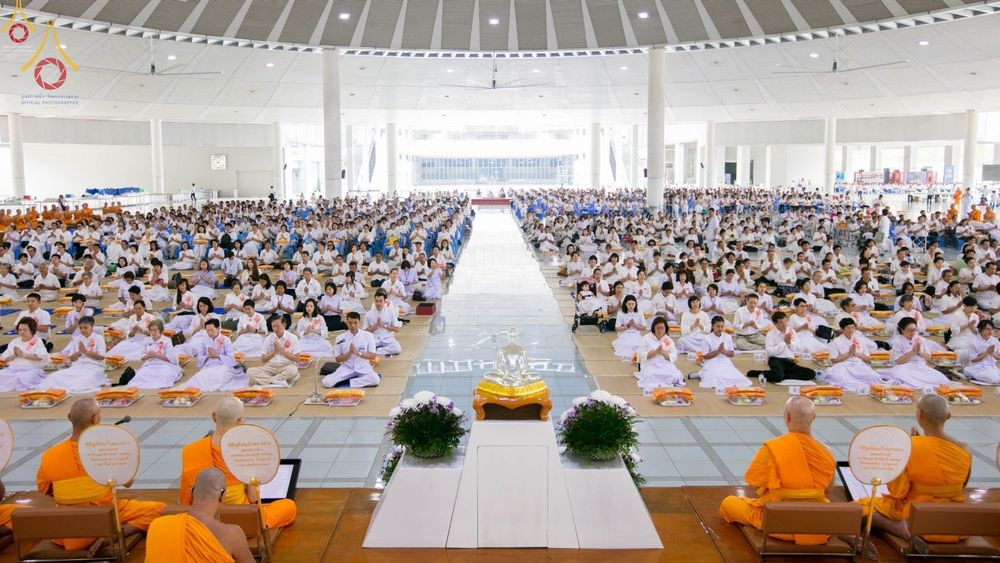 พุทธศาสนิกชนชุดขาวนั่งสมาธิในพิธีปุพพเปตพลี ณ หอฉันคุณยายอาจารย์ฯ วัดพระธรรมกาย