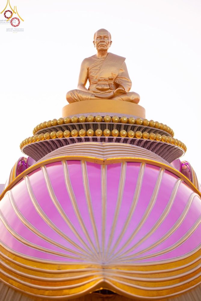 รูปหล่อทองคำพระมงคลเทพมุนี (สด จนฺทสโร) ประดิษฐานบนยอดอนุสรณ์สถานทรงดอกบัวสีชมพู
