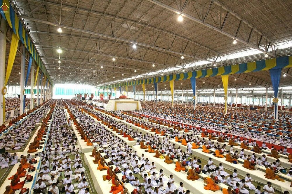 พุทธศาสนิกชนจำนวนมากนั่งสมาธิร่วมกันภายในอาคารขนาดใหญ่ในวันสมาธิโลก