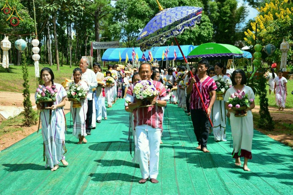 กลุ่มพุทธศาสนิกชนแต่งกายชุดพื้นเมืองร่วมขบวนแห่กฐินสามัคคีภายในวัดทุ่งเจริญธรรม จังหวัดเชียงใหม่