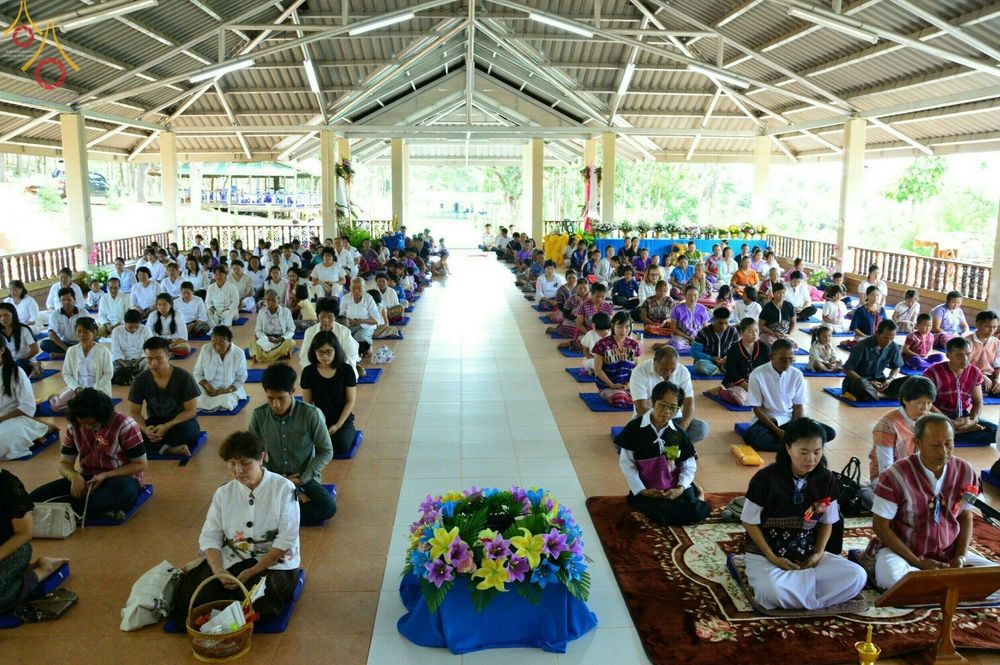 พุทธศาสนิกชนจำนวนมากนั่งร่วมพิธีทอดกฐินสามัคคีภายในศาลาการเปรียญวัดทุ่งเจริญธรรม