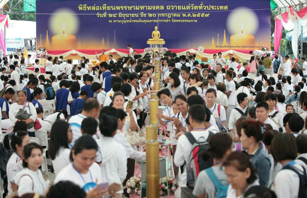 พุทธศาสนิกชนจำนวนมากสวมชุดขาวร่วมพิธีหล่อเทียนพรรษามหามงคล ณ ลานบุญหน้าหอฉันคุณยายอาจารย์ วัดพระธรรมกาย