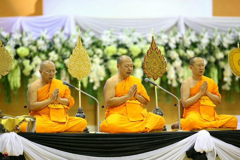 พระสงฆ์ 3 รูป นั่งพนมมือบนอาสนะในพิธีบำเพ็ญกุศลสตมวาร 100 วัน