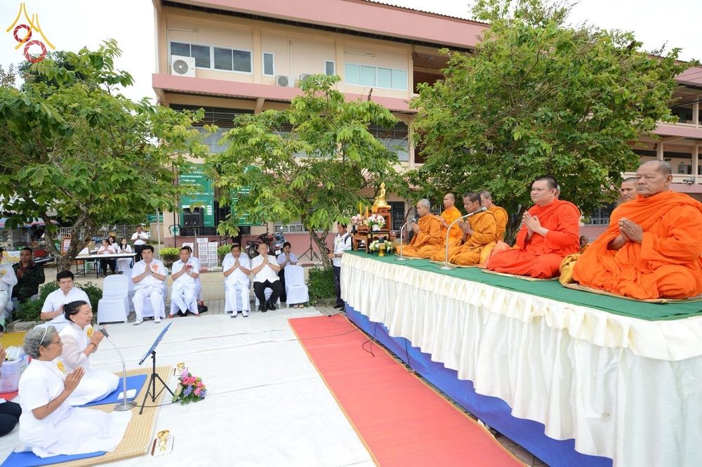 พระสงฆ์นั่งบนอาสนะและพุทธศาสนิกชนชุดขาวร่วมพิธีตักบาตร ณ โรงเรียนเบญจมราชูทิศ จังหวัดปัตตานี