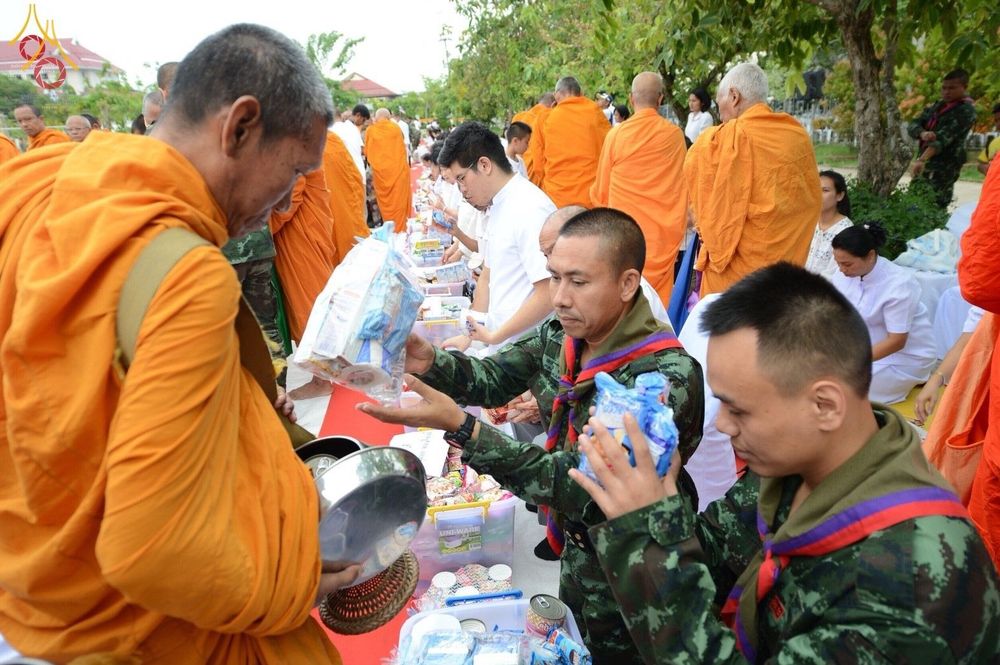 เจ้าหน้าที่ทหารกำลังใส่บาตรพระสงฆ์ในพิธีตักบาตรคณะสงฆ์ 323 วัด 4 จังหวัดชายแดนภาคใต้