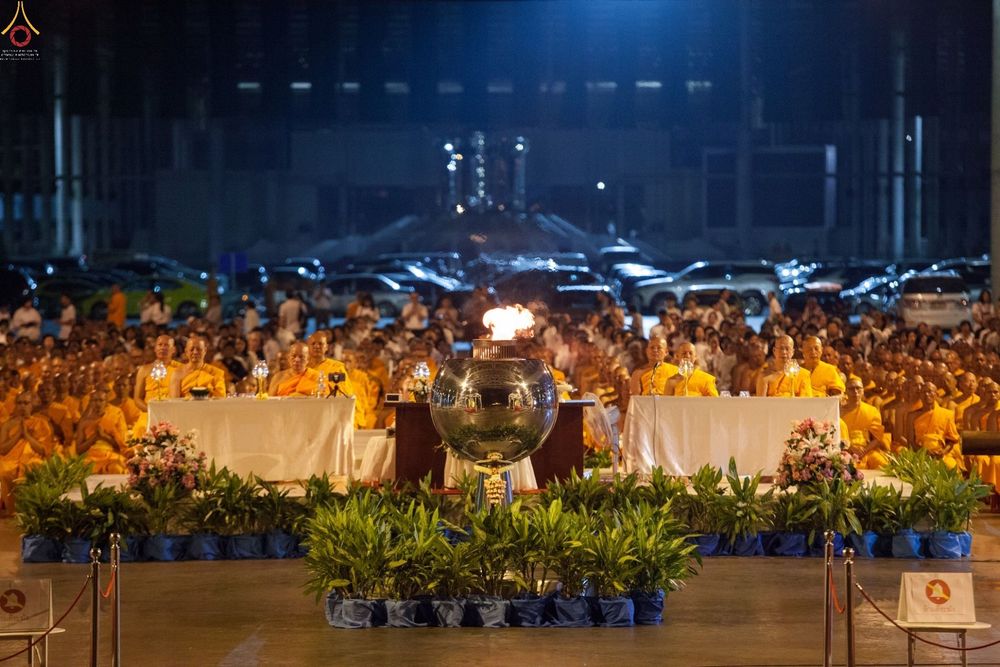 พระภิกษุสงฆ์และสาธุชนร่วมพิธีปิดแผ่นทองระฆังธรรมและสวดธัมมจักกัปปวัตนสูตรในยามค่ำคืน