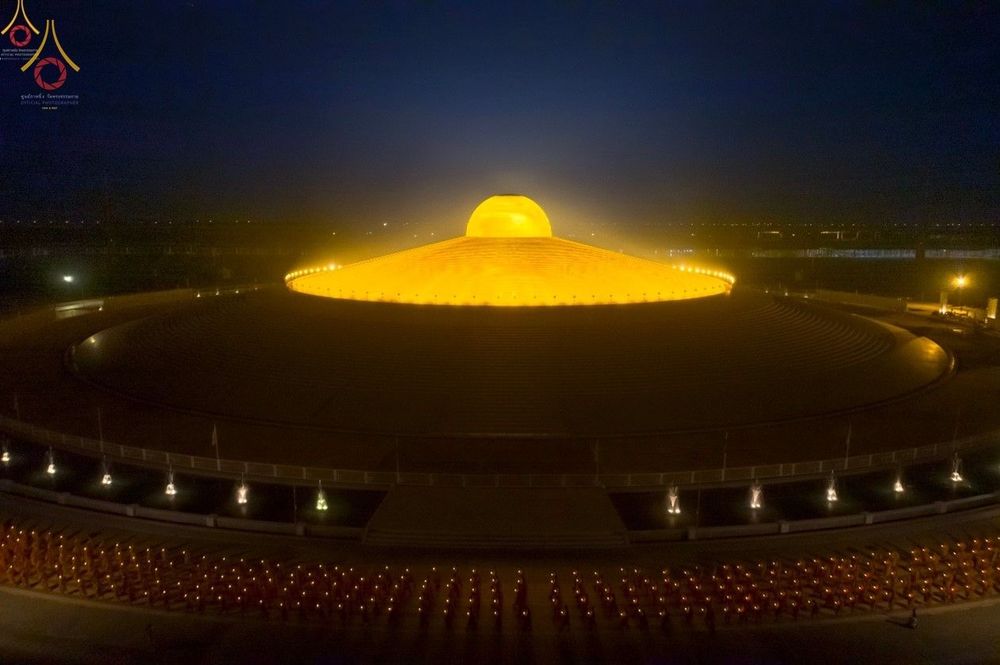 พุทธศาสนิกชนร่วมพิธีเวียนประทักษิณรอบพระมหาธรรมกายเจดีย์ในยามค่ำคืน
