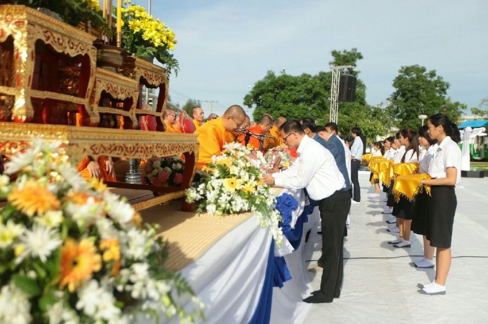 พระภิกษุสงฆ์และประชาชนร่วมพิธีตักบาตรกตัญญู ครั้งที่ ๗