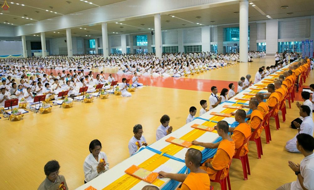 พุทธศาสนิกชนชุดขาวและพระภิกษุสงฆ์ร่วมพิธีปุพพเปตพลีภายในอาคารวัดพระธรรมกาย